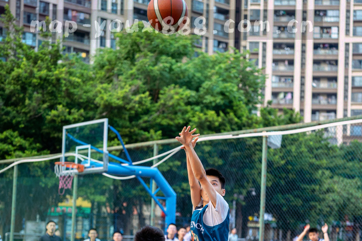 俯视的工作台，桌上摊开网格纸草图、色铅笔与标注过的地图打印稿